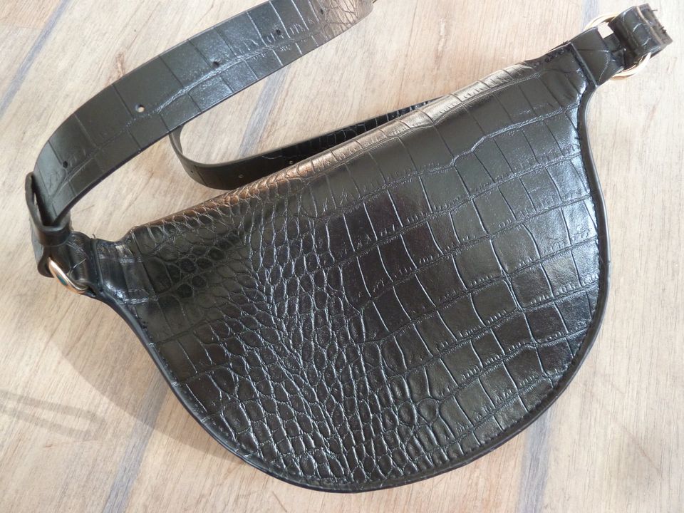 Crossbody Tasche schwarz Kroko gold H&M kein Leder Bauchtasche in Düsseldorf