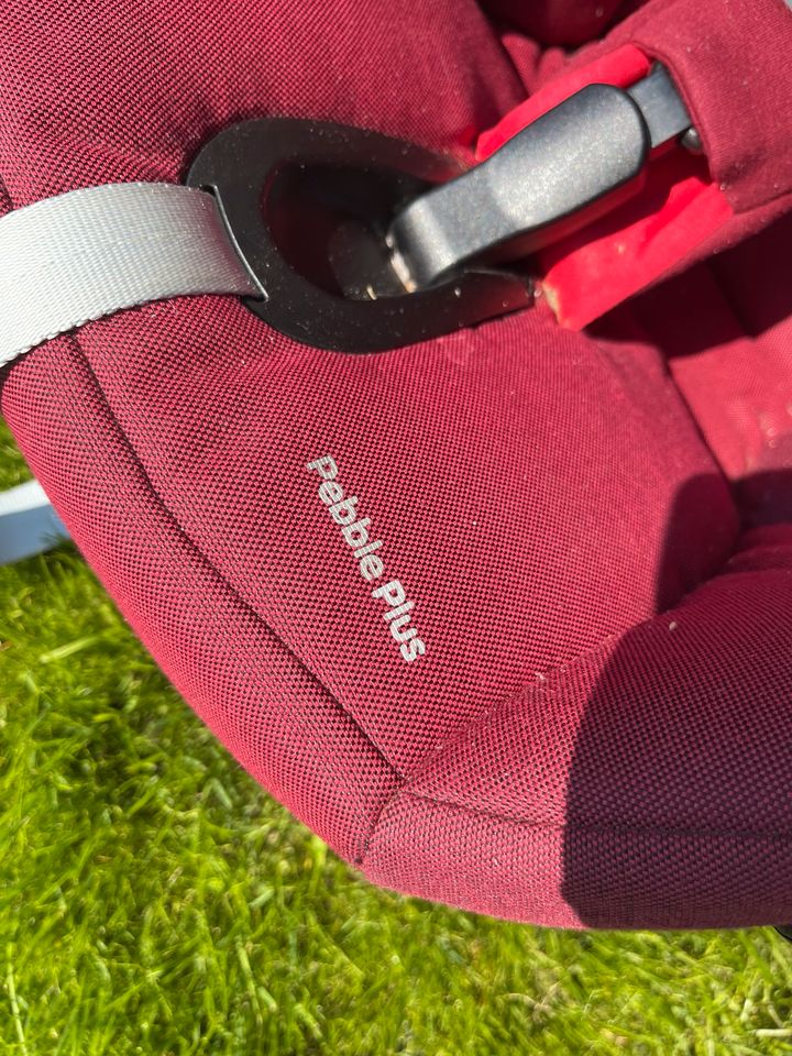 Zwillinge Kindersitz 2x Maxi Cosy Pebble + Pearl + Isofix Station in Uelsen