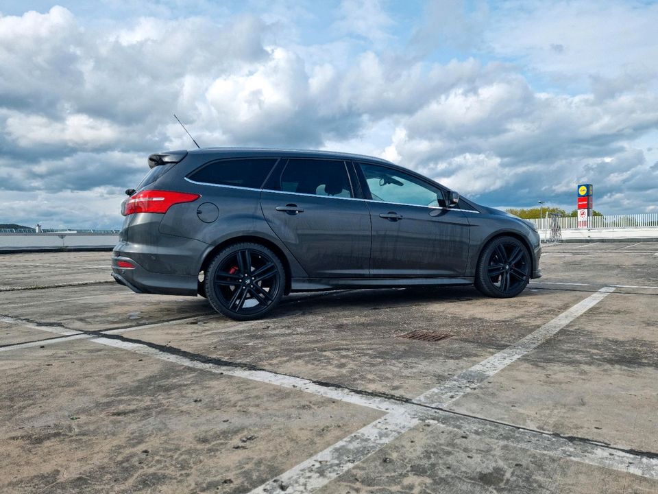 TOP Ford Focus ST Line Turnier in Bamberg