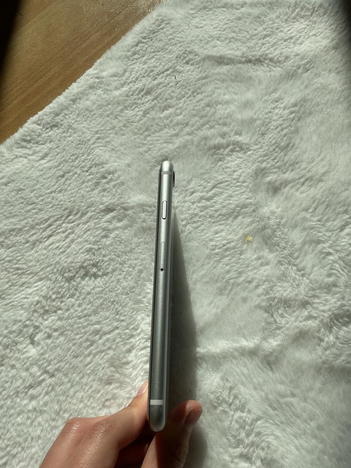iPhone SE 2.Generation– guter Zustand, leichte Gebrauchsspuren in Bielefeld