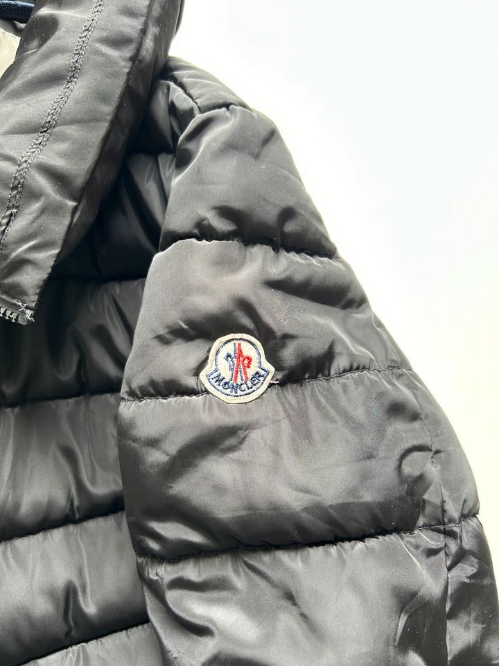 Daunenjacke Winterjacke von Moncler Größe M in Frankfurt am Main