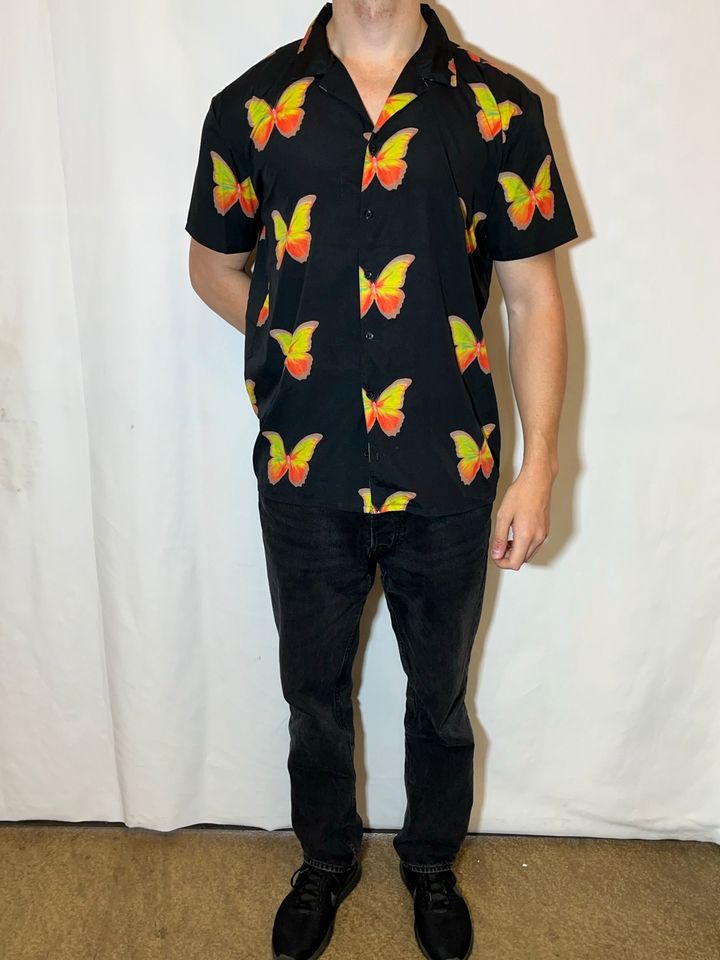 boohooMAN Sommerhemd Hawaiihemd Schmetterling T-Shirt Gr L in Sankt Augustin
