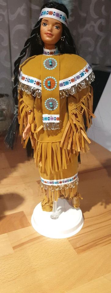 Barbie Indianerstamm, unbespielt aus Vitrine. Guter Zustand. in Tegernau