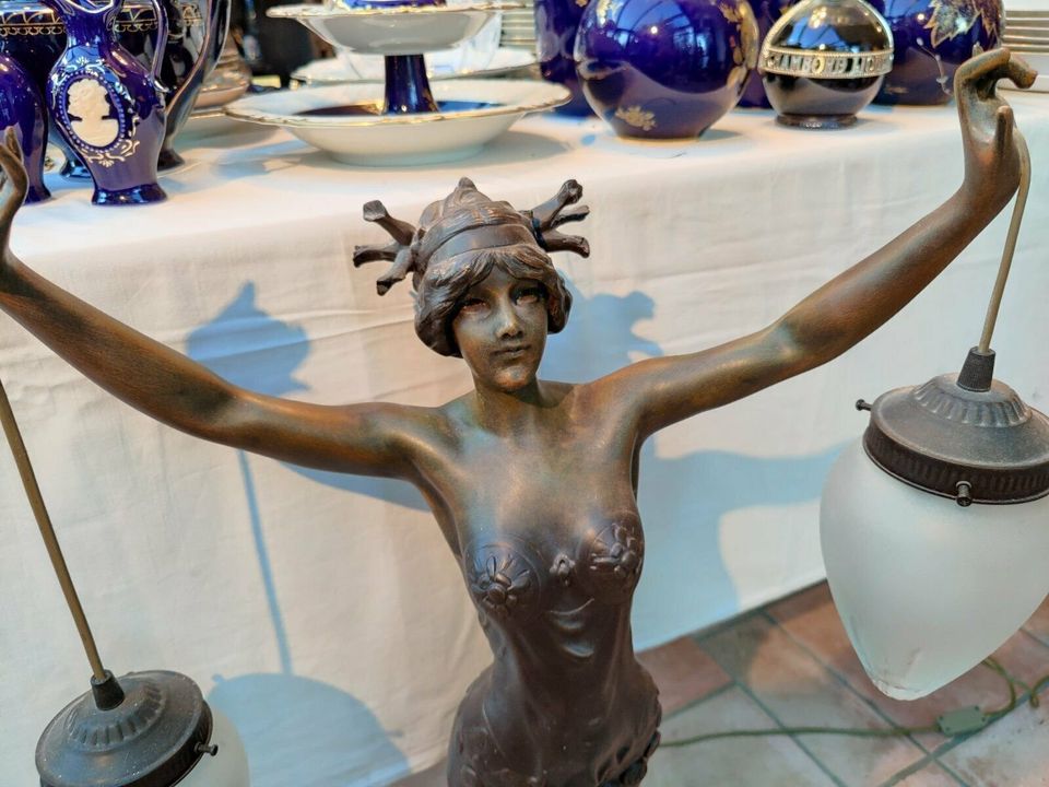 Lampe Bronze-Look "Frau mit zwei Leuchten" 87cm in Weßling