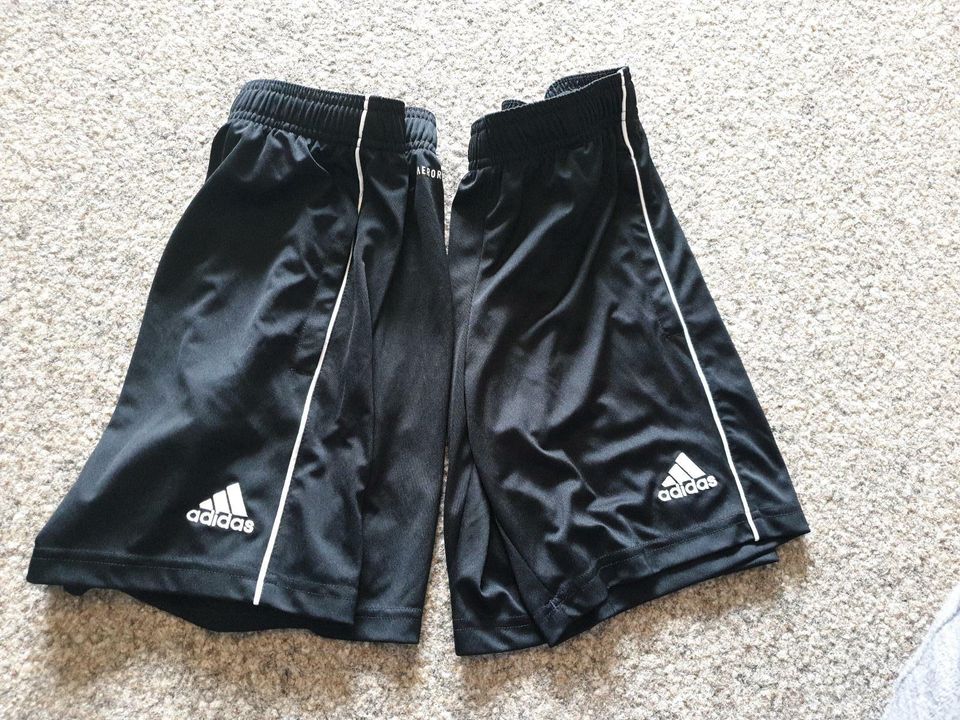 Gr 140, 2 adidas kurze Sporthose Shorts Bermuda wie neu in Landau a d Isar