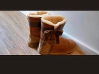 UGG Australia Boots mit Schleife, Gr. 39, Stiefel braun Nordrhein-Westfalen - Dinslaken Vorschau