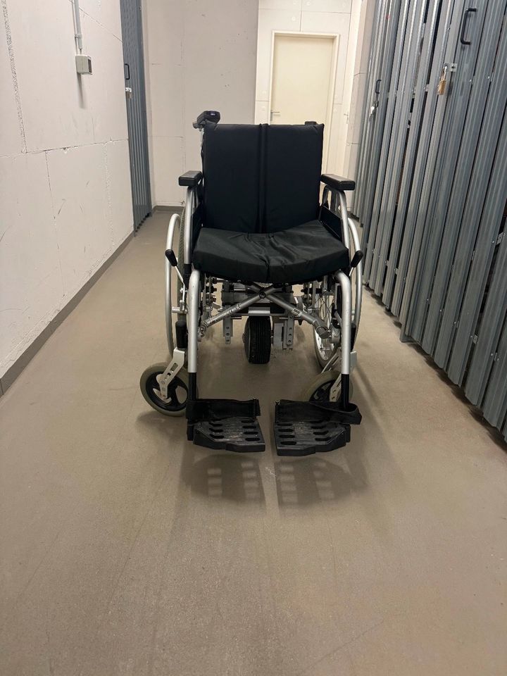 Rollstuhl mit Alber Schiebehilfe V 25 Zusatzantrieb in Düsseldorf