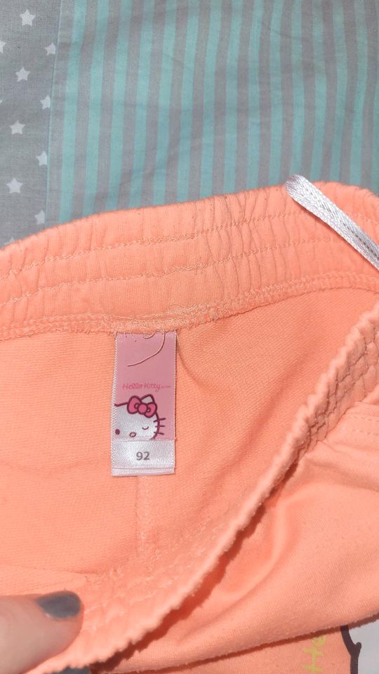 Kurze Hose Shorts Hello Kitty neonfarben in Berlin