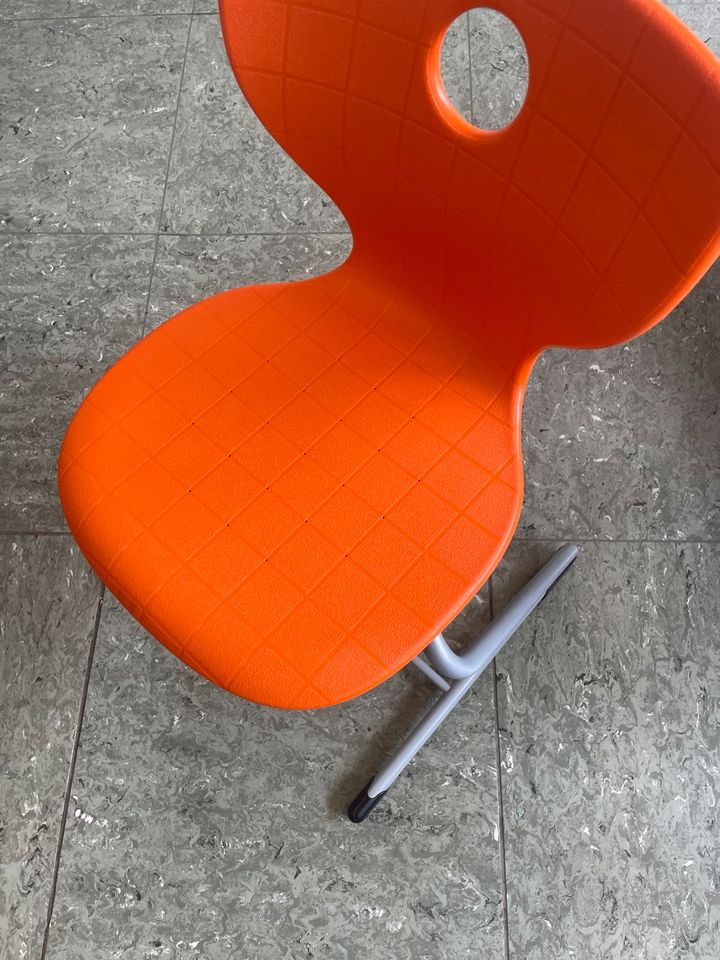 Stuhl Orange in Waldbröl