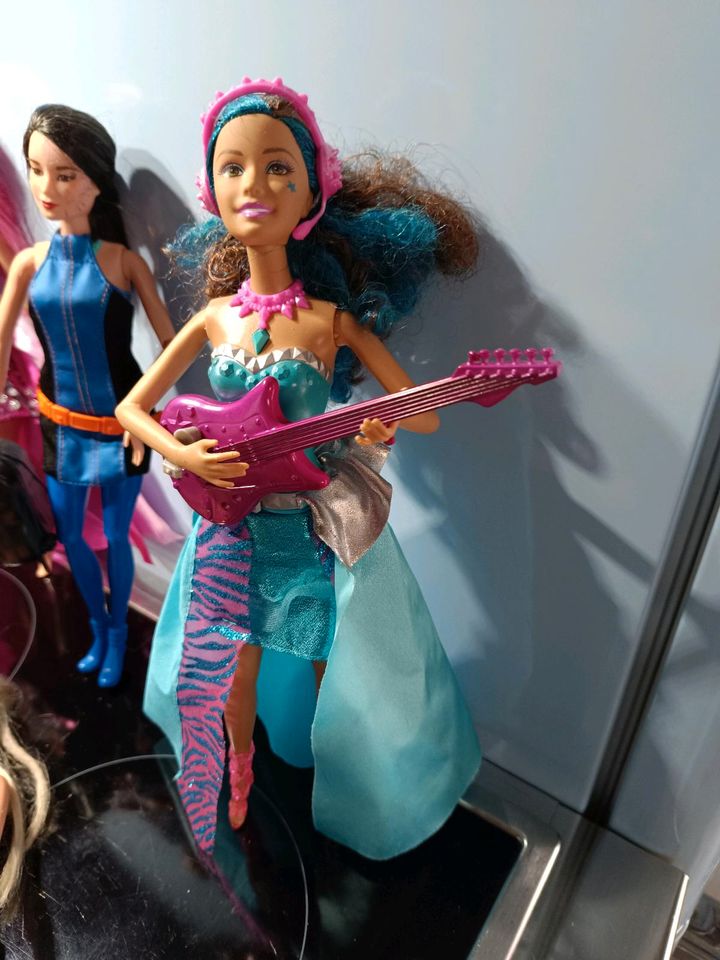 Barbie Konvolut 6 Barbies Mattel Meerjungfrau Sängerin Gitarre in Gummersbach