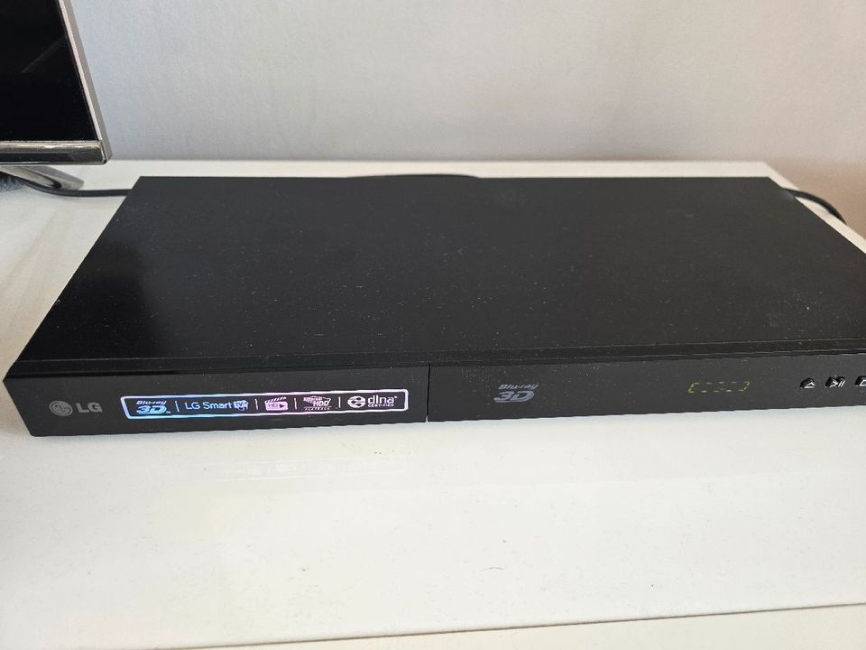 Lg Blue Ray 3D Player PB 420 in Düsseldorf