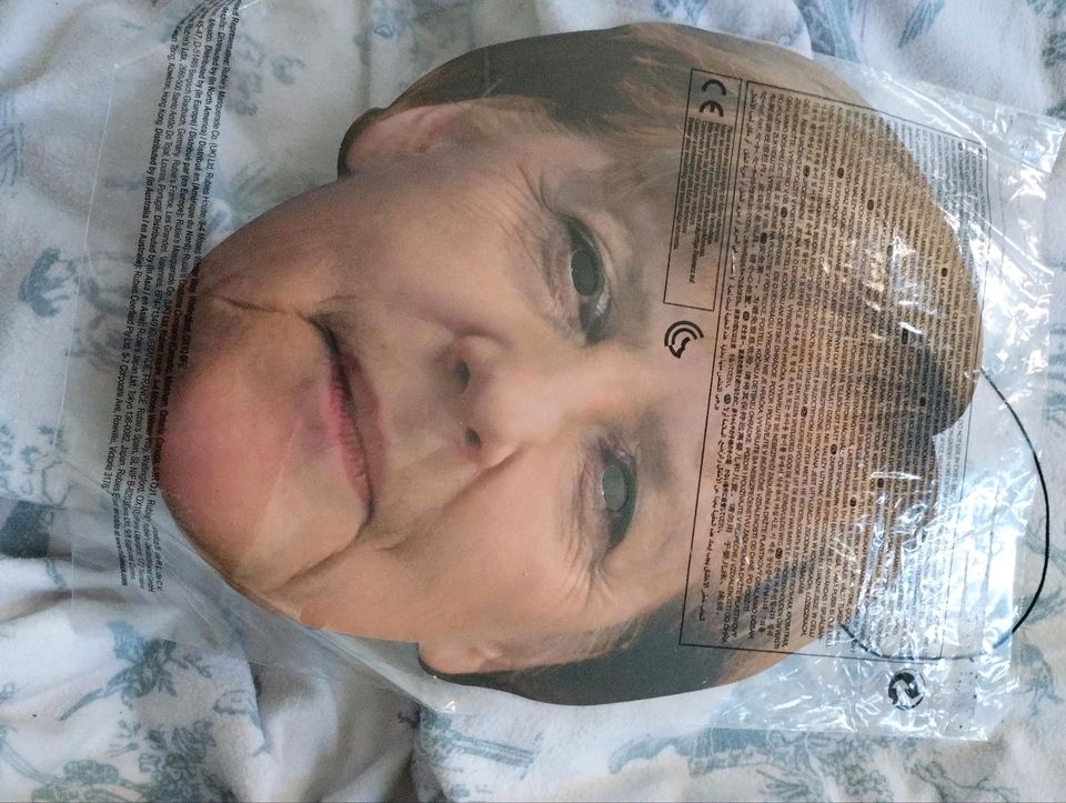 Maske Angela Merkel in Berlin