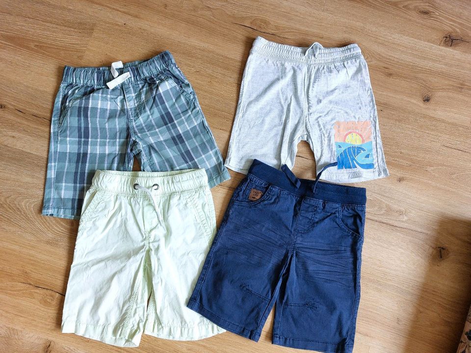 kurze Hosen/Shorts Gr 110** je 2,5€ in Essen