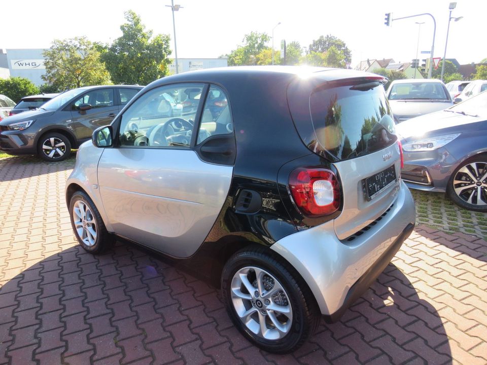 Smart FORTWO COUPE  PASSION*PanoDach+NAVI+TEMPO* in Nürnberg (Mittelfr)