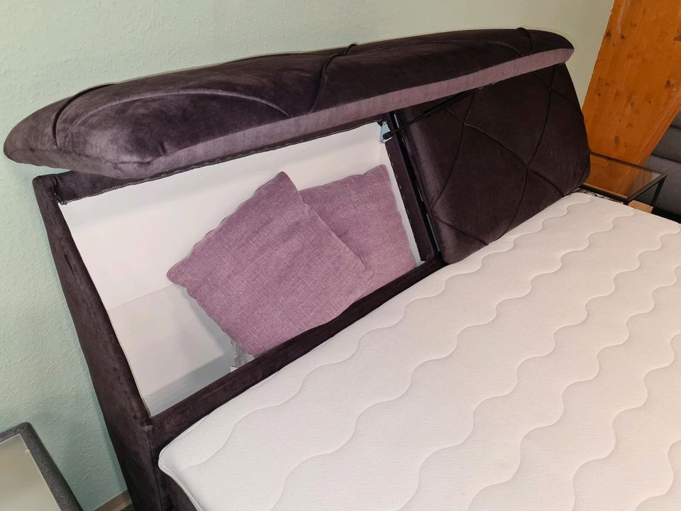 Luxus-Boxspringbett mit Stauraum im Kopfteil in Hagen