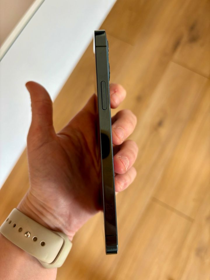 iPhone 12 Pro mit 128GB in Pazifikblau inkl. 2 Schutzhüllen in Merchweiler