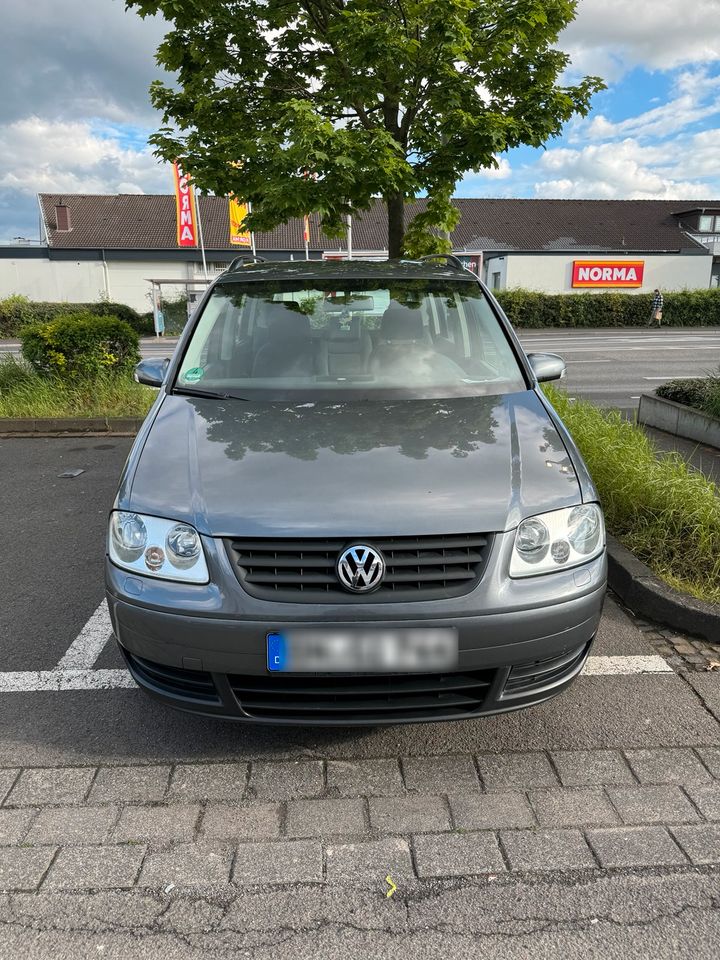 Volkswagen Touran 2 Besitzer viel rein investiert in Bonn