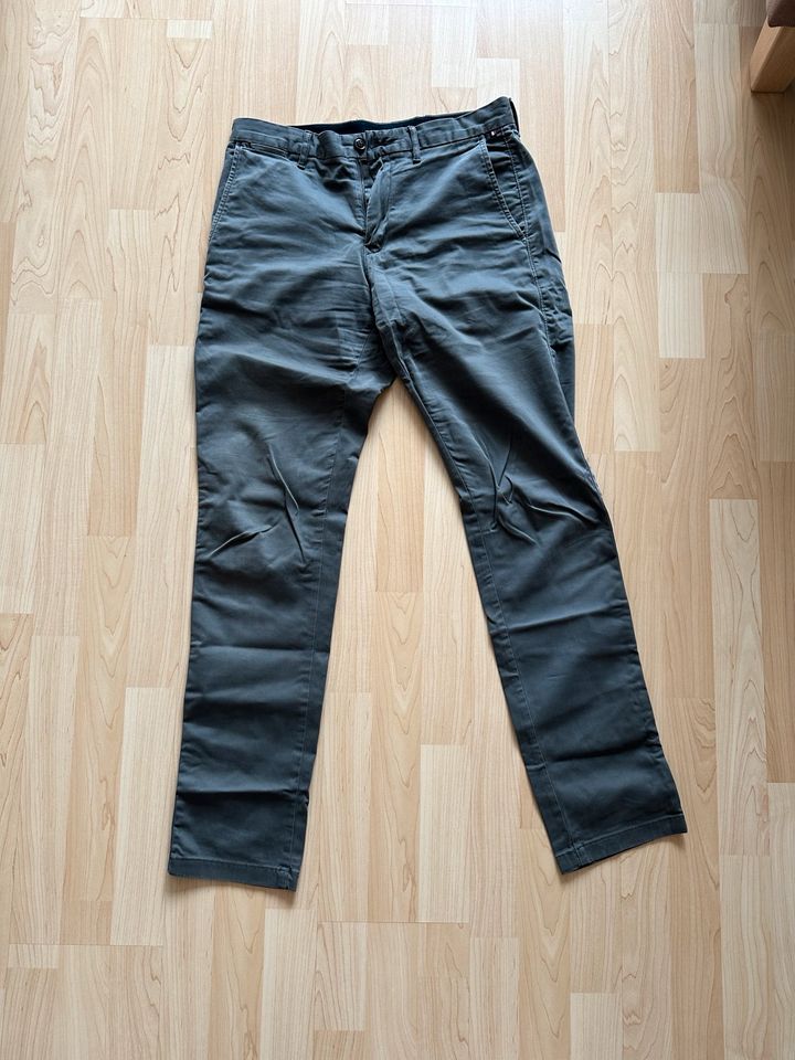 Tommy Hilfiger Denton Straight Fit Chino Hose 31/32 grau in Schönkirchen