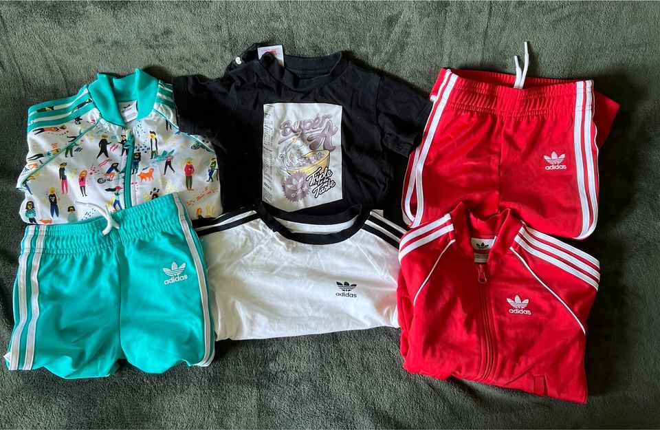 Adidas Trainingsanzüge & Tshirts | Kleiderpaket Gr. 80-92 in Berlin