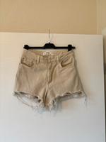 Hotpants beige, unten ausgefranst, Stradivarius Nordrhein-Westfalen - Steinheim Vorschau
