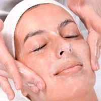 Gesichtsbehandlung & Microneedling Unreine Haut Modell Kosmetik Nordrhein-Westfalen - Frechen Vorschau