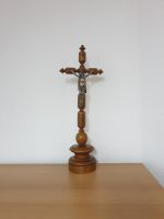 Standkreuz aus Holz mit Jesus, sehr alt, 45 cm hoch Nordrhein-Westfalen - Möhnesee Vorschau