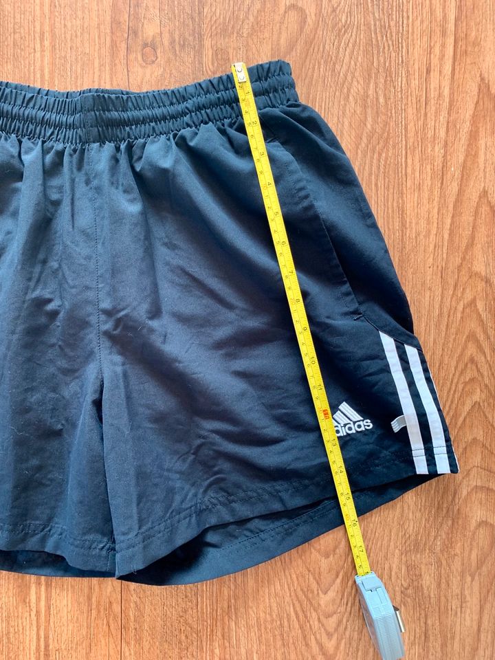 Sporthose Adidas Gr. M Shorts dunkelblau in Flensburg