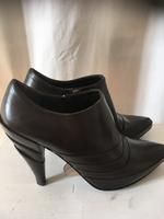Miu Miu Designer-Schuhe Gr. 37 High Heels geschlossen Berlin - Charlottenburg Vorschau
