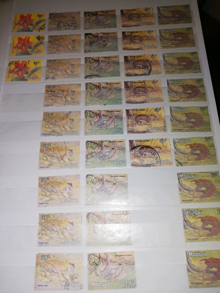10 Briefmarken Alben Leuchtturm 64 Seiten mit Briefmarken Ausland in Aschaffenburg