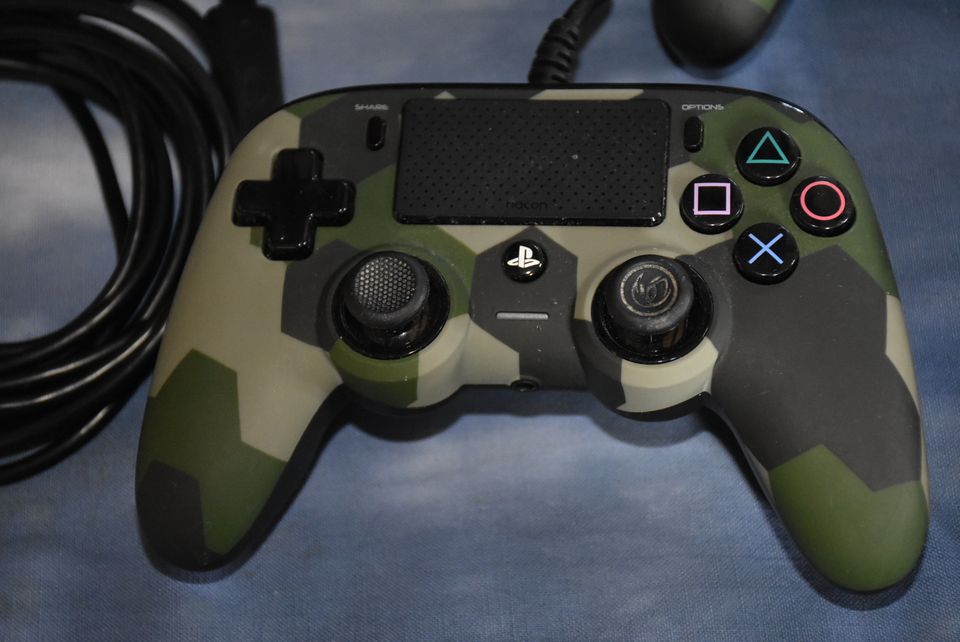 2 defekte Nacon PS4 Camouflage Controller in Herrenberg