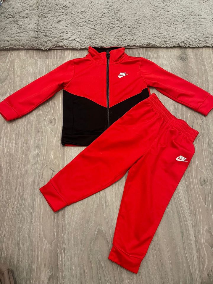 Nike Anzug Rot Gr. 80-86 in Wandsbek - Hamburg Jenfeld | Babykleidung Größe  80 kaufen | eBay Kleinanzeigen ist jetzt Kleinanzeigen