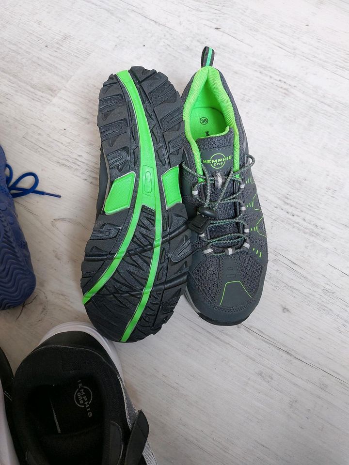 Sneaker Adidas Gr 38 und zwei Paar Schuhe  Gratis dazu in Bochum