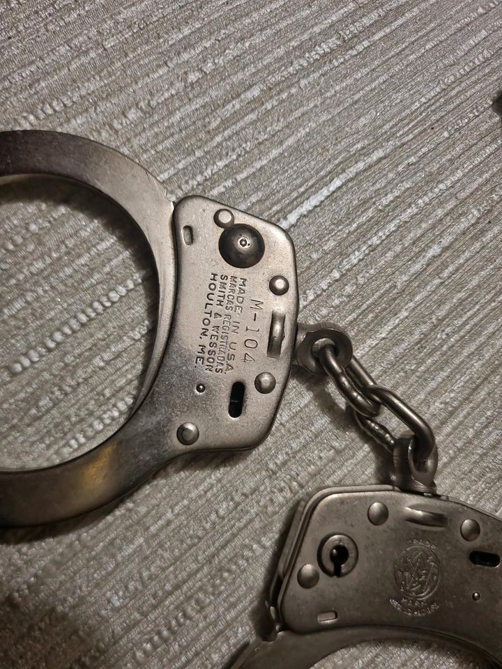 Handschellen handcuff made in USA in Rheda-Wiedenbrück
