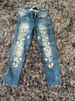 Damen hochwertige Designer Jeans Guess 24 mit Blumen S Sachsen - Radebeul Vorschau