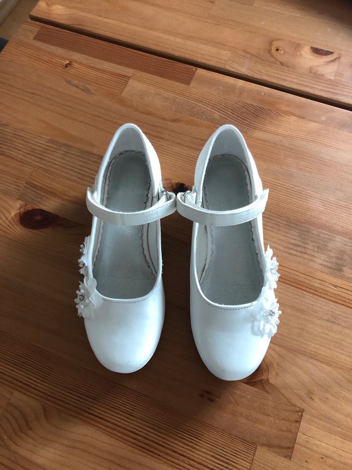 Weiße Schuhe für Mädchen in Neuötting