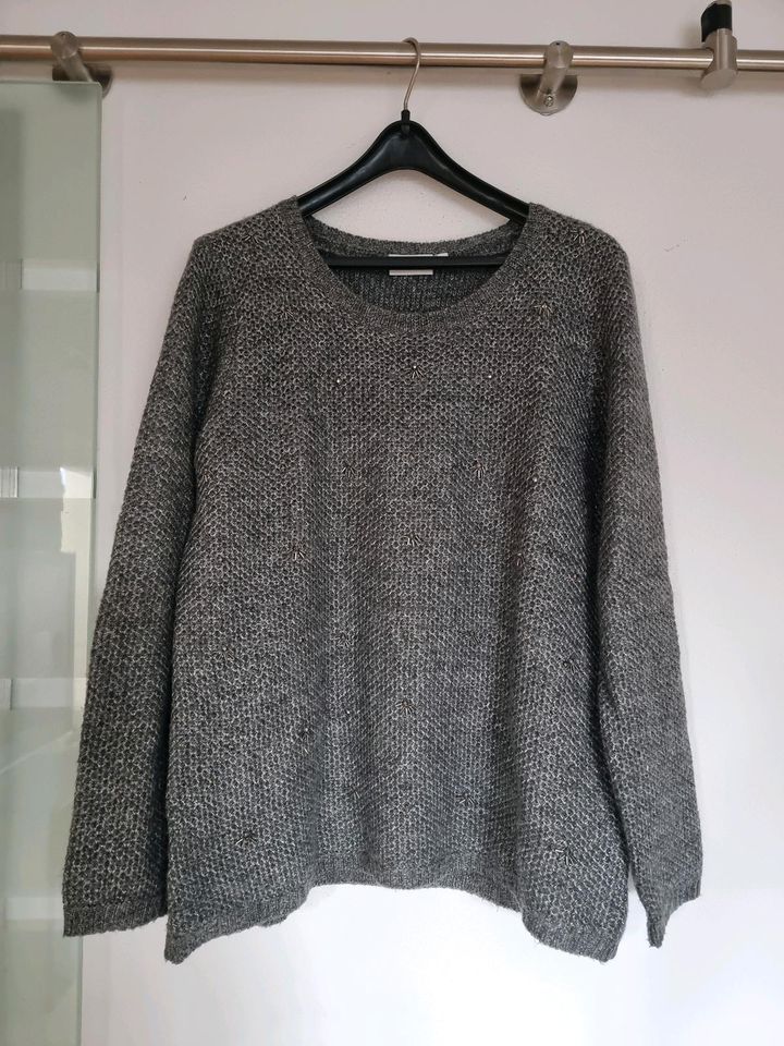 Pulli grau mit Verzierung Größe M in Ingolstadt