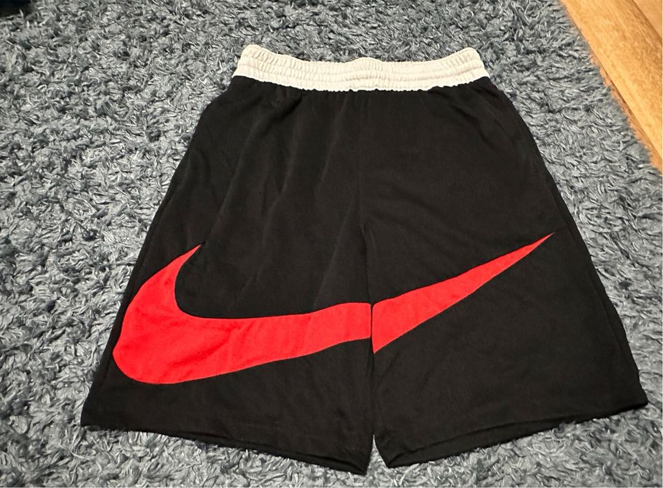 Kurze Nike Short in Nürnberg (Mittelfr)