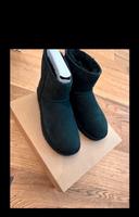 UGG Damen Mini Button Stiefel Gr.39 schwarz Neu mit Rechnung Hessen - Kelsterbach Vorschau