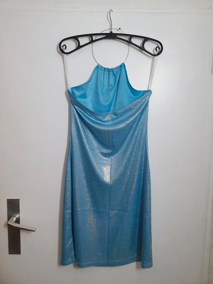 Ring-Halterneck-Kleid / Partykleid hellblau aus 2000er Jahren in Seefeld