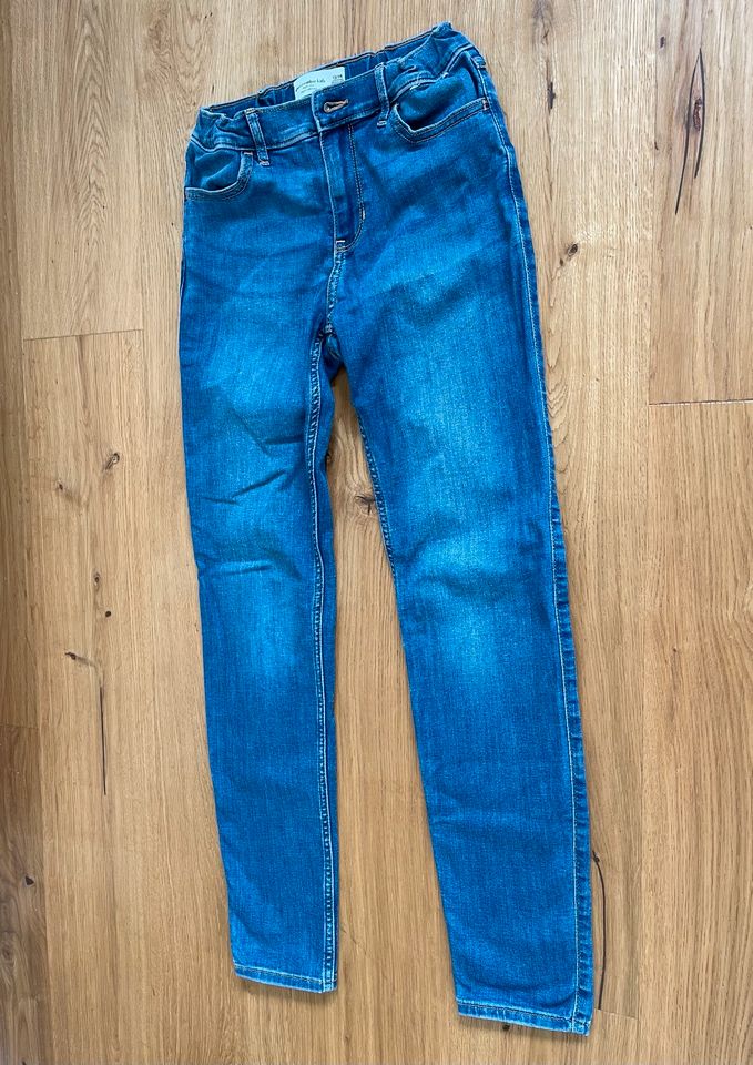 Gerade geschnittene neuwertige Mädchen Jeans abercrombie 13/14 in Weinsberg