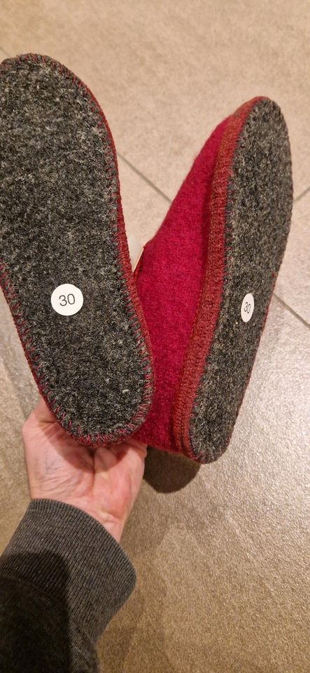 Hüttenschuhe Hausschuhe rot Größe 30 neu in Laberweinting