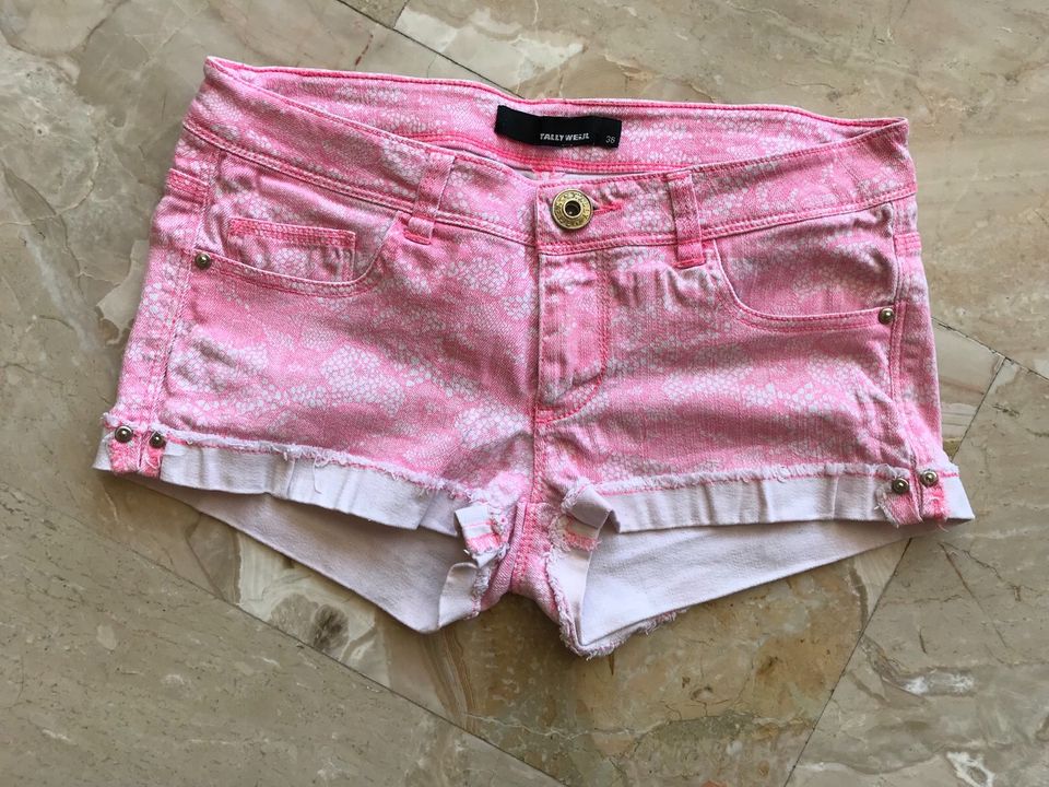 Shorts Gr. 36 (3 St.), je Short € 5,— in Neusäß