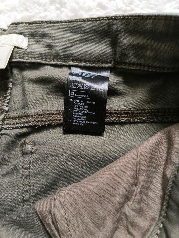 H&M Damen Jeans Shorts 38 Khaki neuwertig in Kirchen (Sieg)