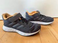 Graue Hallenturnschuhe / Turnschuhe von Adidas Baden-Württemberg - Wendlingen am Neckar Vorschau