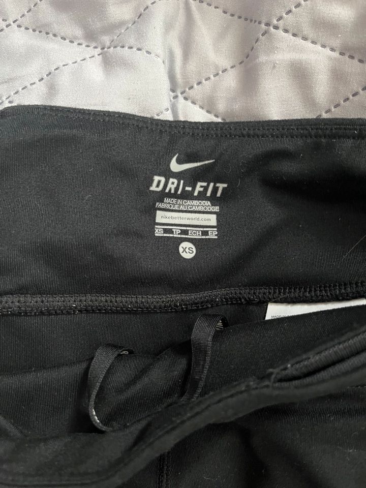 Nike 3/4 Dri-Fit leggings in Hamburg