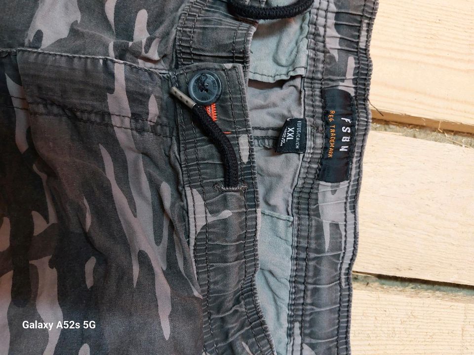 Kurze Freizeithose Camouflage Größe XXL in Elxleben an der Gera