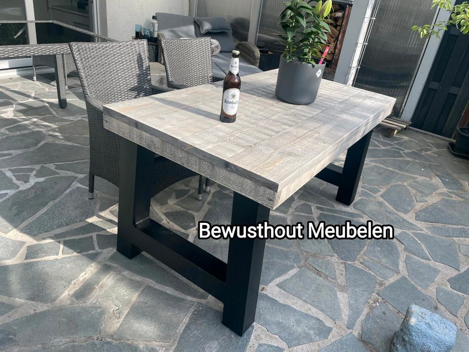 Wunderschöner Gartentisch Gerüstholz mit Tischbeinen aus Stahl!! in Oberhausen