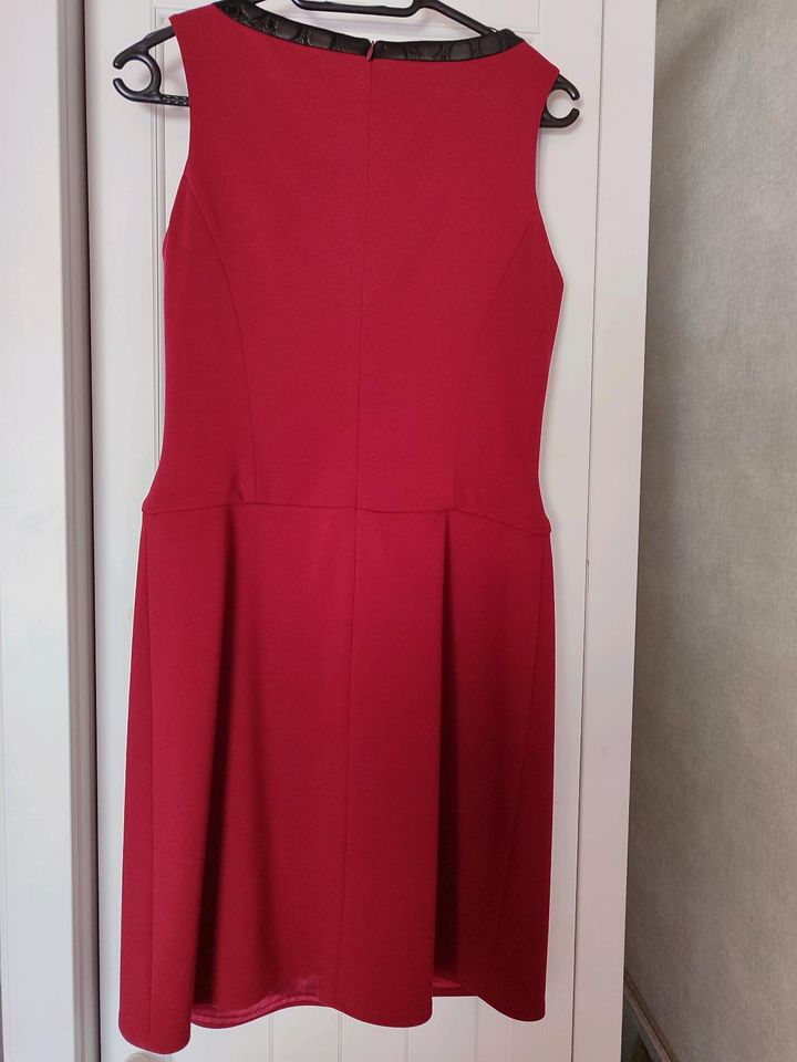 Elegantes Kleid in rot in Velen