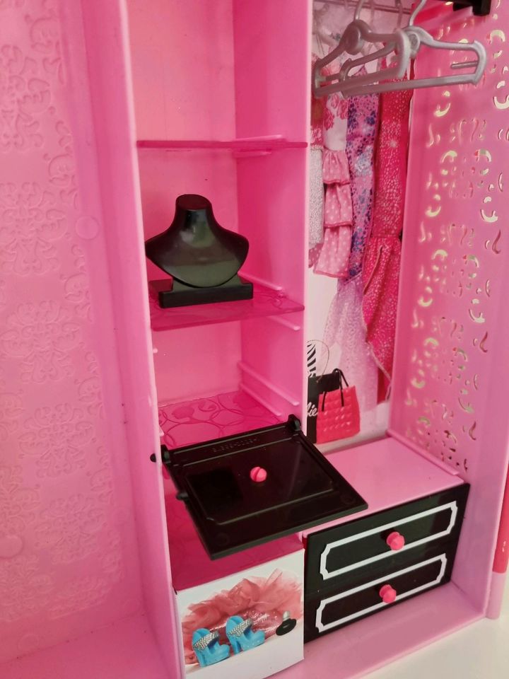 Mattel Barbie Koffer Aufbewahrung Kleiderschrank pink in Heringen (Werra)