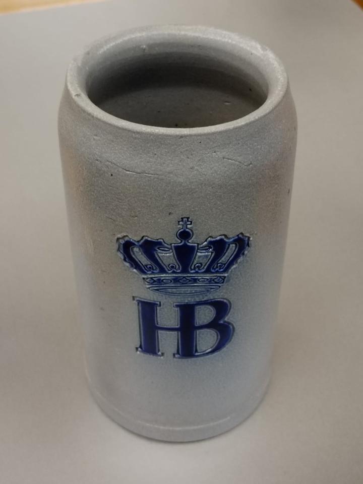 Diverse Bierkrüge, Tonkrüge, teilw. mit Zinn-Deckel, Sammlung in Muggensturm